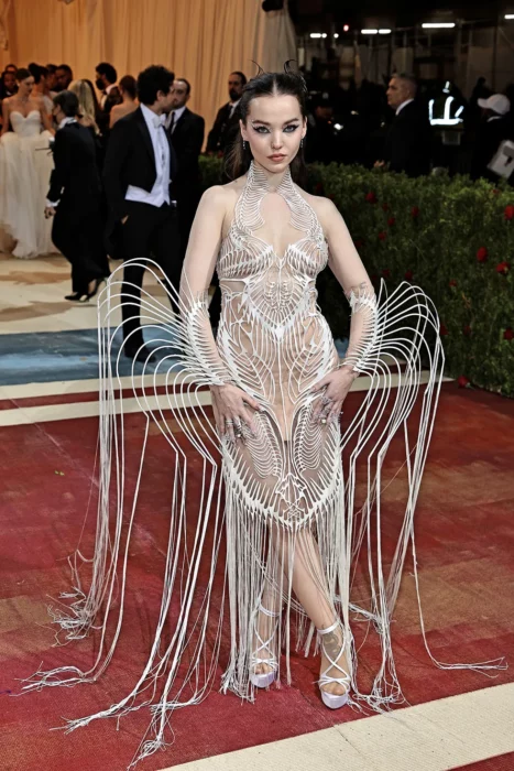 Dove Cameron ;Outfits que nos dejaron boquiabiertos en la MET Gala 2022