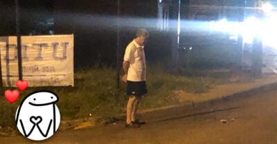 Papá de 72 años espera a su hija todos los días en la parada de autobús para cuidarla