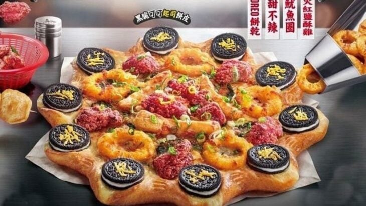 Anuncio de Pizza Hut en Taiwán con sabor aros de calamar, pollo frito y galletas Oreo 