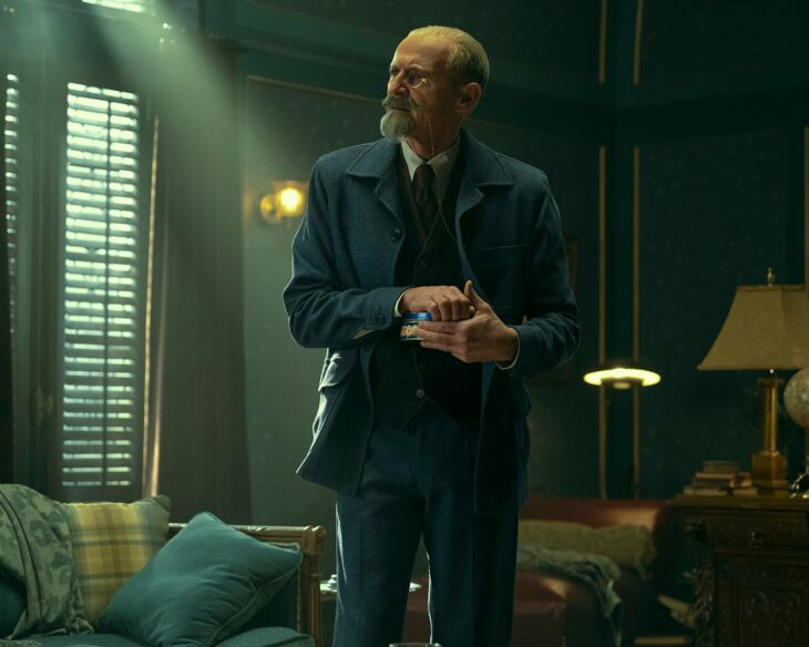 Personajes Reginald Hargreeves en la serie de The Umbrella Academy 3er temporada 