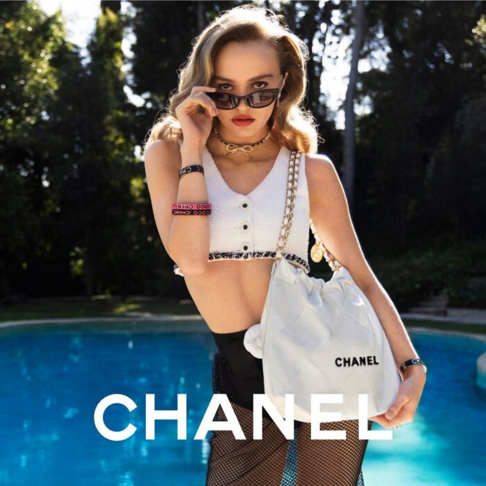 Imagen de Lily Rose Depp modelando para la marca Chanel 
