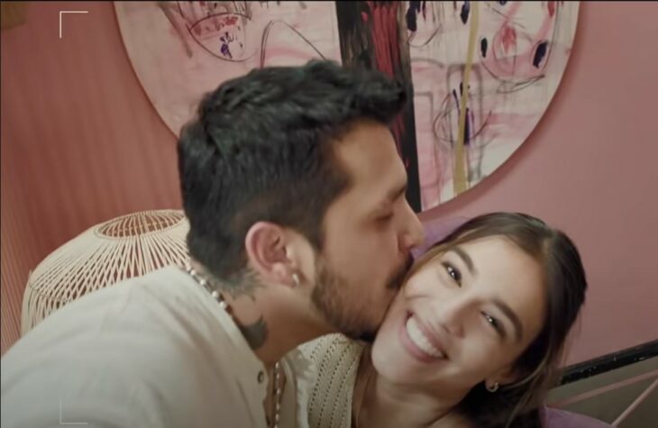 Captura de pantalla del video amor tóxico de Christian Nodal junto a la modelo Mariana García 