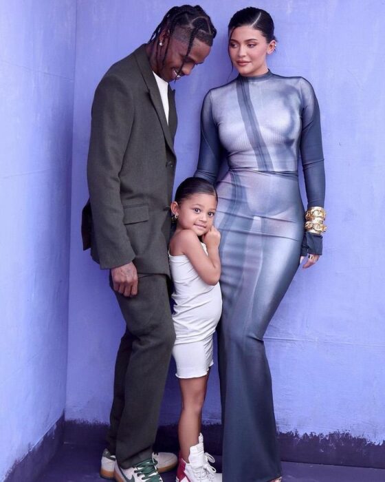 Kylie Jenner posando en los Billboard junto a Travis y Stormi 