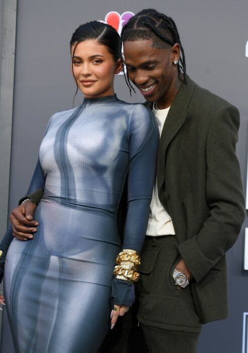 Kylie Jenner posando en los Billboard junto a Travis y Stormi 