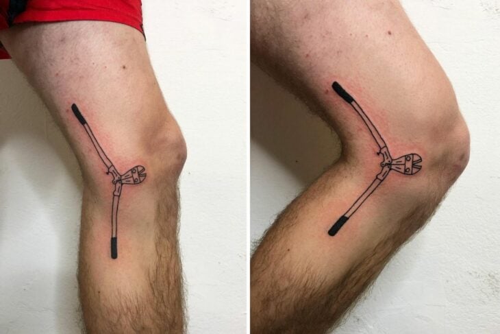 rodilla con un tatuaje en forma de pinzas 