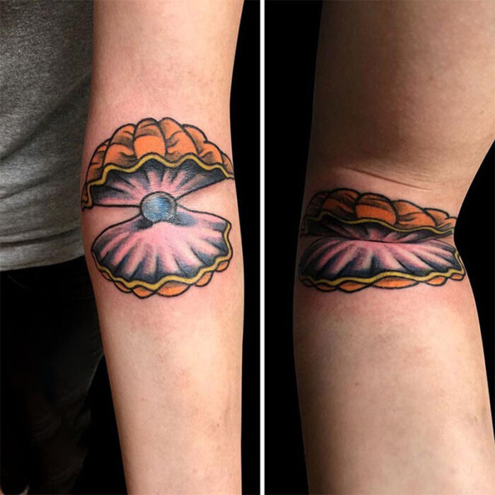tatuaje de ostra en la articulación de un brazo 
