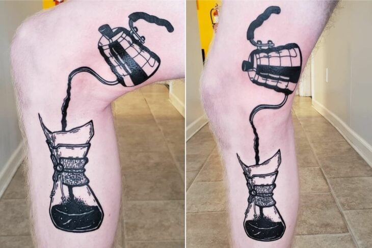 Tatuaje de una tetera sirviendo café en una pierna 