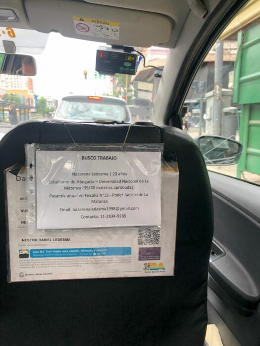 Taxista pega el CV de su hija en su carro y le consigue entrevistas de trabajo