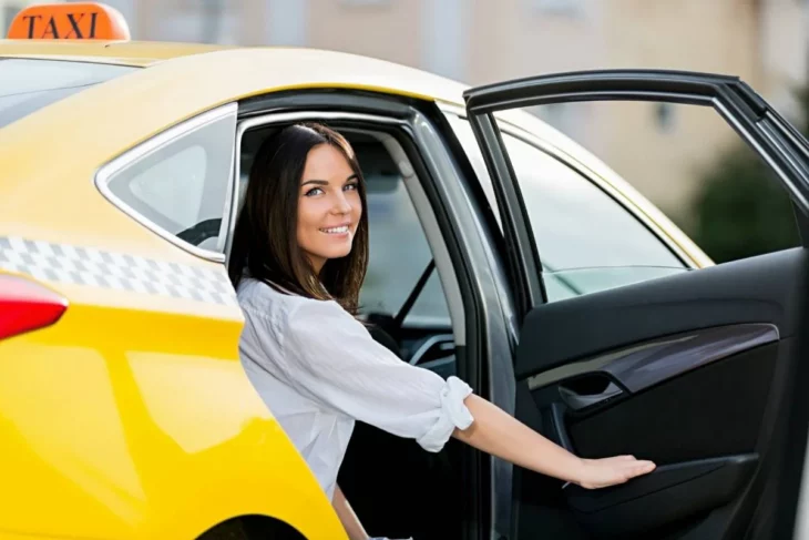 Taxista pega el CV de su hija en su carro y le consigue entrevistas de trabajo