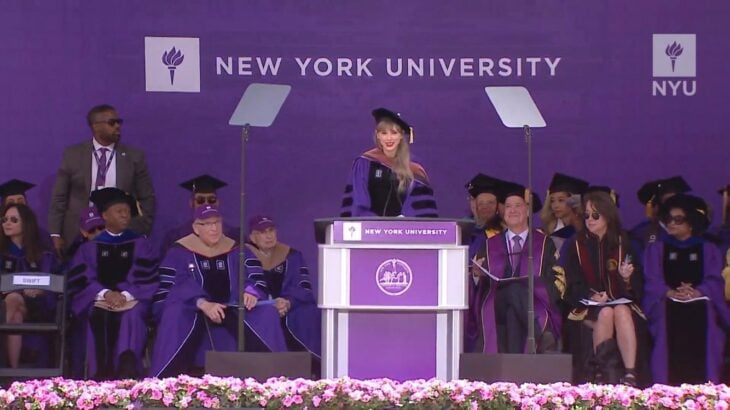 Taylor Swift dando discurso en la entrega de sus doctorado 