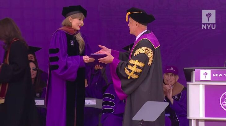 Taylor Swift recibiendo doctorado por parte de la Universidad de Nueva York 