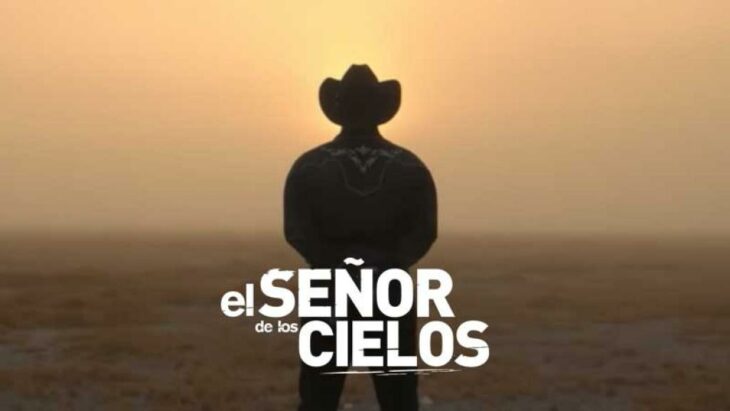 Rafael Amaya de espaldas con el nombre de la Serie El señor de los cielos