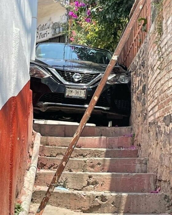 fotografía de un carro negro atorado en un callejón en Guerrero 