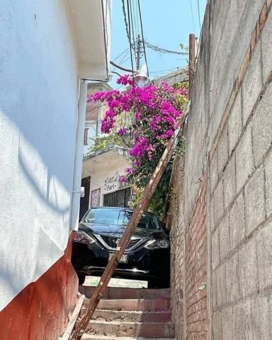 automóvil de turista queda atorado en un callejón en Taxco, Guerrero. 