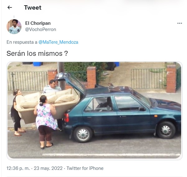 meme de unas personas intentando meter un enorme sillón en un carro pequeño 