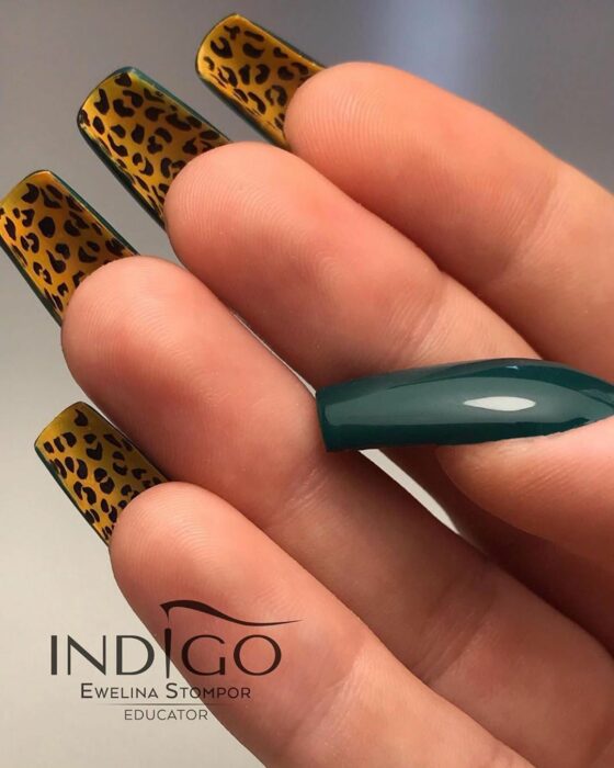 green manicure with animal print; 12 beautiful ideas to wear a double view manicure