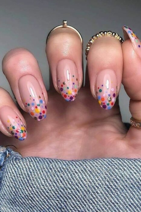 colored dots; Nails with dots that you can do at home