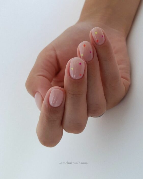 colored dots; Nails with dots that you can do at home