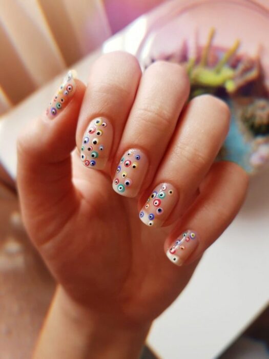 little eyes; Nails with points that you can do at home