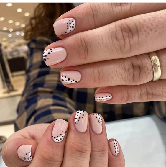 black dots with pink; Nails with dots that you can do at home