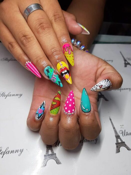 manicure with bright colors; 13 Pop art style manicures to be the protagonist of your own comic