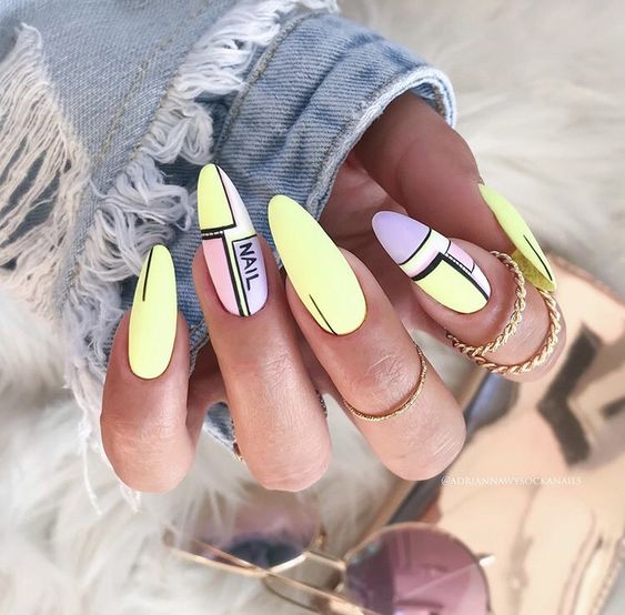 manicure in yellow tones; 13 Pop art style manicures to be the protagonist of your own comic