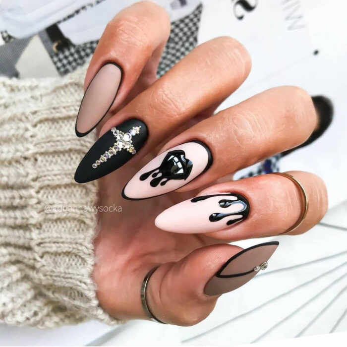 Manicure in dark tones; 13 Pop art style manicures to be the protagonist of your own comic