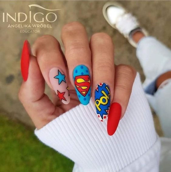 manicure with the image of superman; 13 Pop art style manicures to be the protagonist of your own comic