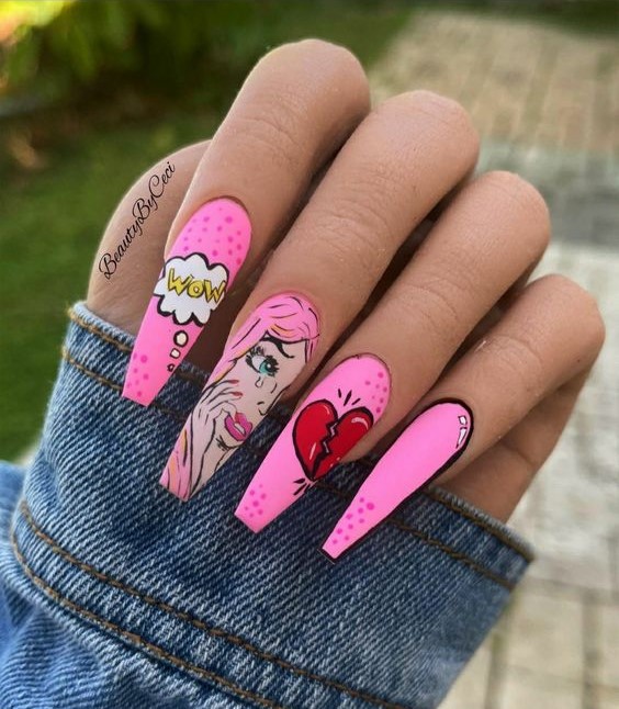 Pink manicure with half face; 13 Pop art style manicures to be the protagonist of your own comic