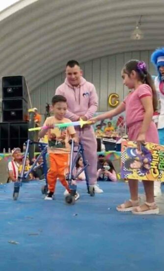 Alexa gives her prizes to the child competitor