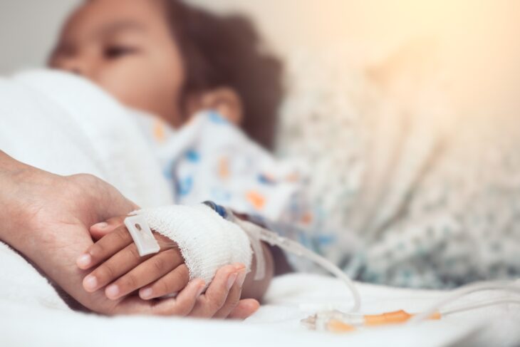 Niño en cama de hospital
