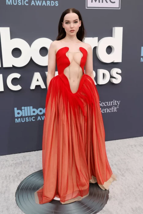 Dove Cameron ;los mejores looks de la alfombra roja en los Billboard Music Awards 2022