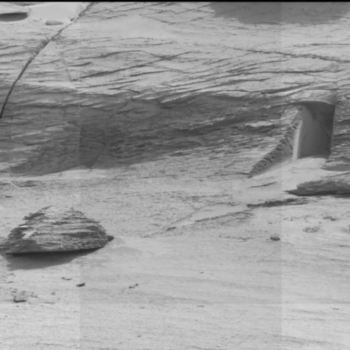 Imagen de supuesta puerta en Marte captada por el Mars Curiosity Rover de la NASA