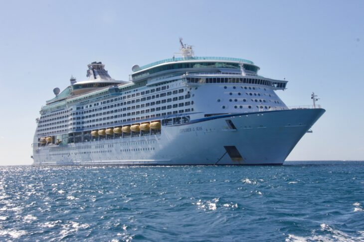 Fotografía de un crucero navegando en el mar 