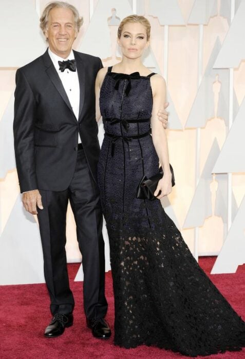 Sienna Miller y Edwin Miller en la alfombra roja de los Óscar, 2015