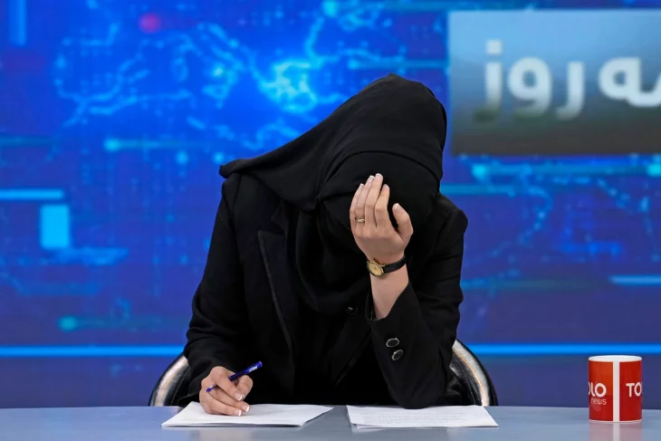 Presentadoras de televisión en Afganistán al aire con burka