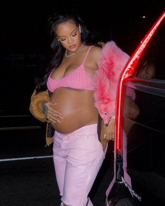 Rihanna bajándose de una camioneta mostrando su barriga de embarazo 