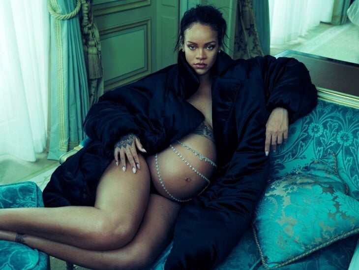 Fotografía de Rihanna sentada mostrando su barriga de embarazo 