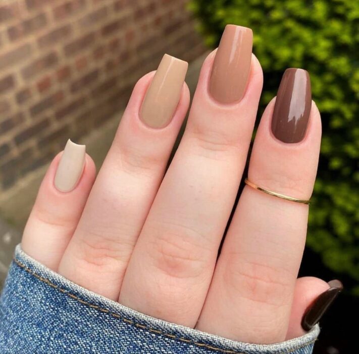 hand of a girl showing different shades of coffee