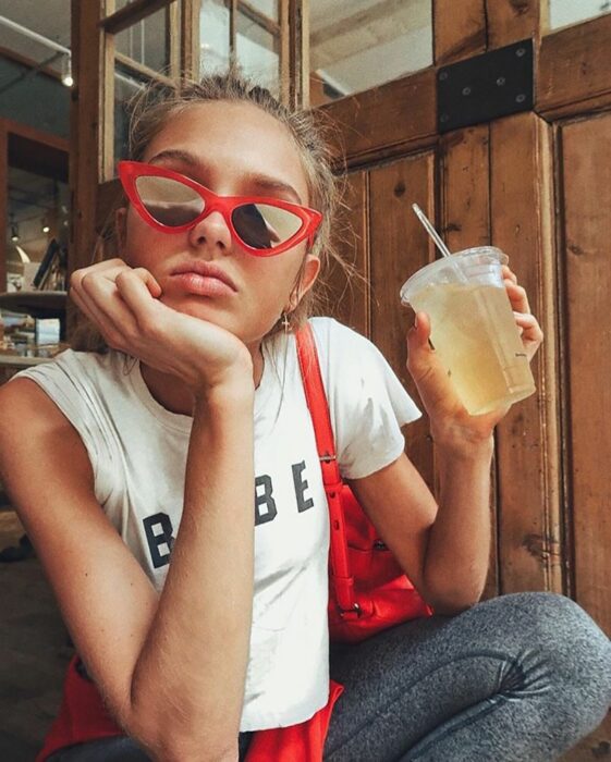 chica usando unas gafas rojas con micas de espejos 