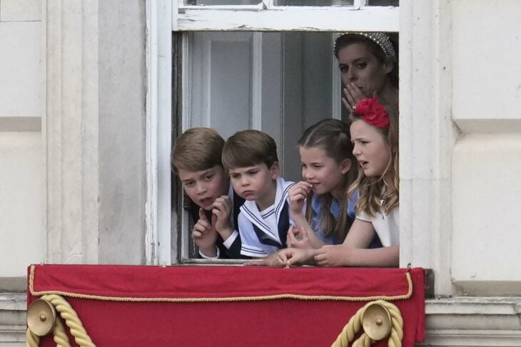 El príncipe George, príncipe Louis y la princesa Charlotte observan la ceremonia Trooping the Color