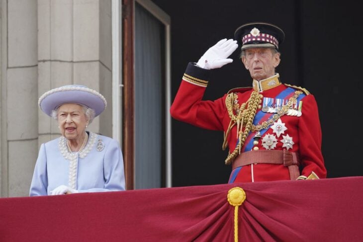 La reina Isabel II y el duque de Kent desde el balcón del Palacio de Buckingham después del Trooping the Color