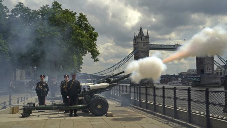La Honorable Compañía de Artillería dispara el Royal Gun Salute en el Puente de la Torre, en Londres