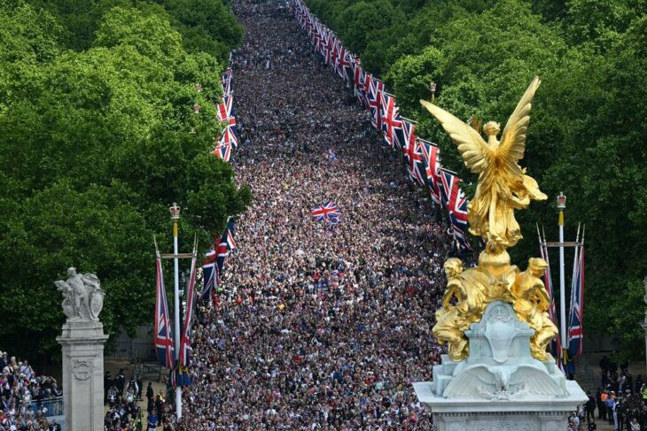 Una multitud abarrotada en The Mall antes de un vuelo sobre el Palacio de Buckingham