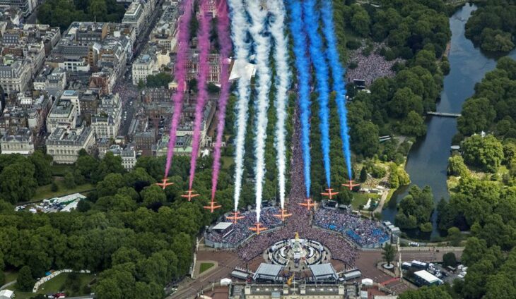 Flechas Rojas realizan un vuelo después de la ceremonia Trooping the Color