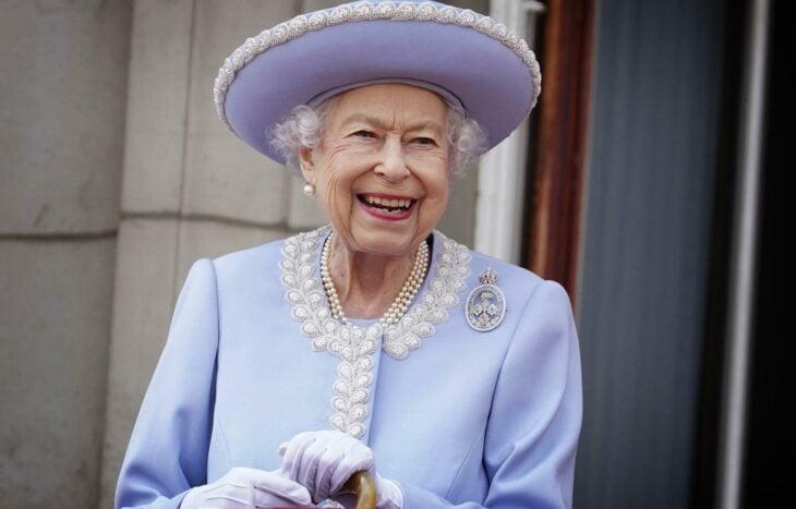 La reina Isabel II desde el balcón del Palacio de Buckingham después de la ceremonia Trooping the Colour