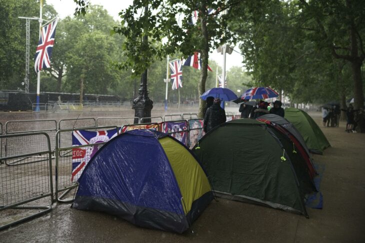 Tiendas de campaña donde acampan superfanáticos de la realeza para presenciar de cerca las celebraciones