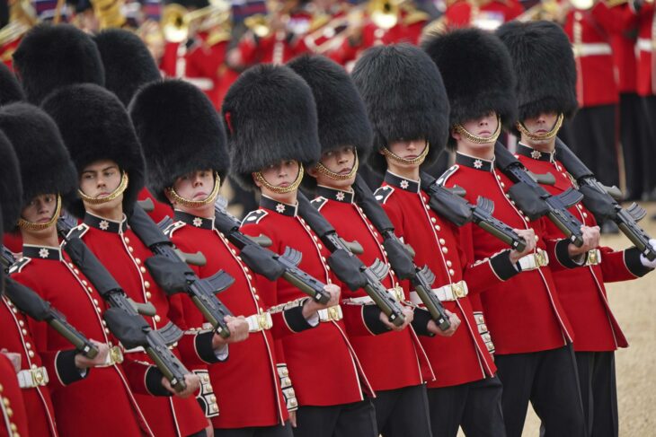 5. Miembros de la Household Division marcharon durante el Trooping the Colour