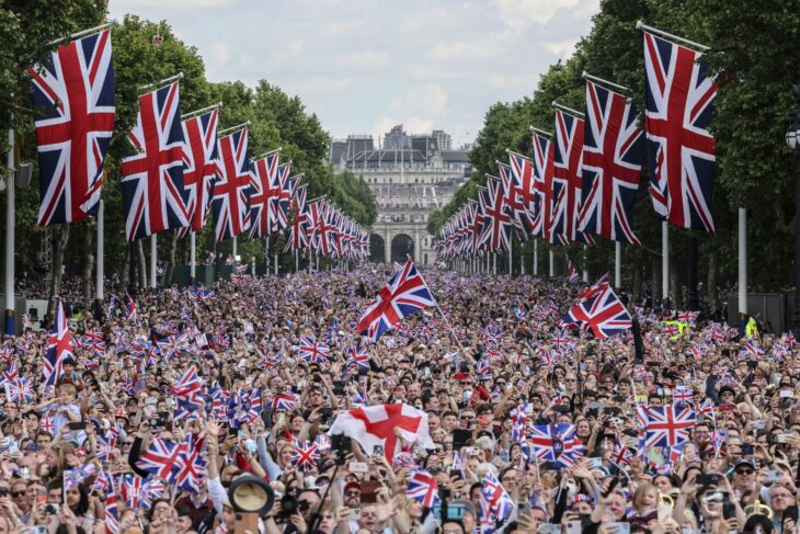 Una multitud en The Mall esperando que la familia real aparezca en el balcón del Palacio de Buckingham