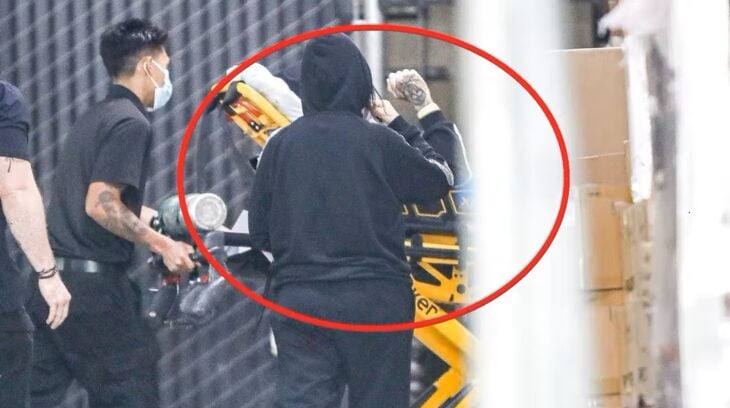 Kourtney Kardashian acompañando a Travis Barker al hospital 